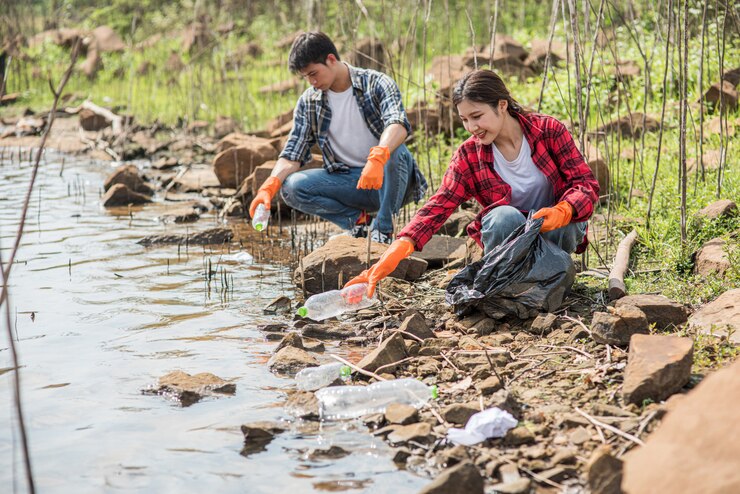 men-women-help-each-other-collect-garbage